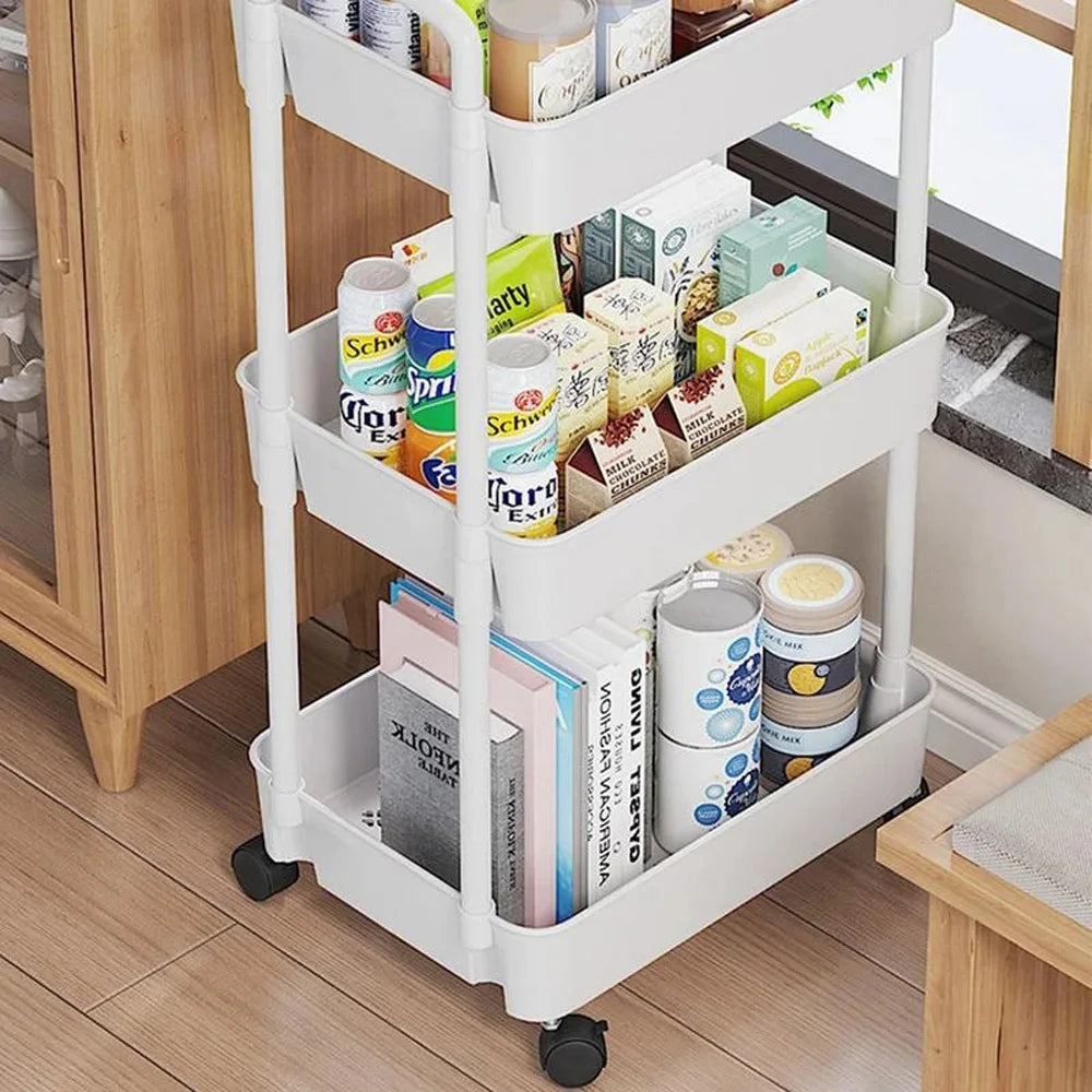 Chariot de rangement blanc à 3 niveaux rempli de produits alimentaires, boissons et livres – solution mobile et fonctionnelle pour cuisine ou petit espace.