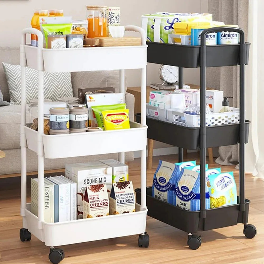 Deux chariots de rangement à 3 niveaux, l’un blanc et l’autre noir, remplis de produits alimentaires et d’objets du quotidien – solution mobile, pratique et design pour organiser son intérieur.