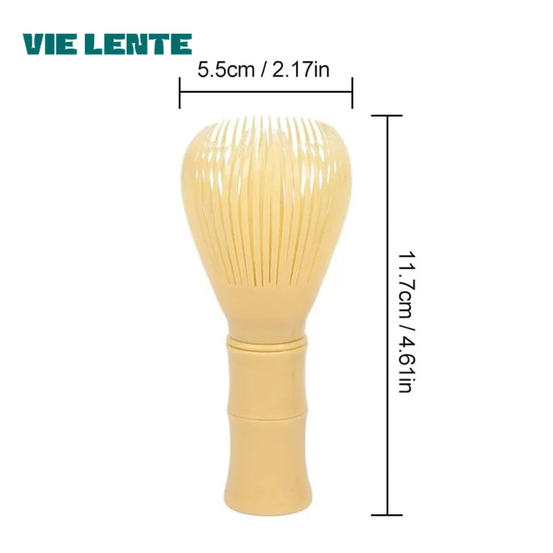Fouet à matcha jaune affiché avec ses dimensions, 11.7 cm de haut et 5.5 cm de large, sur fond blanc avec mention "VIE LENTE"