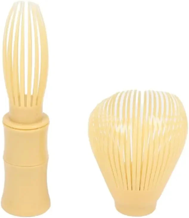 Fouet à matcha démonté avec la tête et le manche séparés, posés sur fond blanc