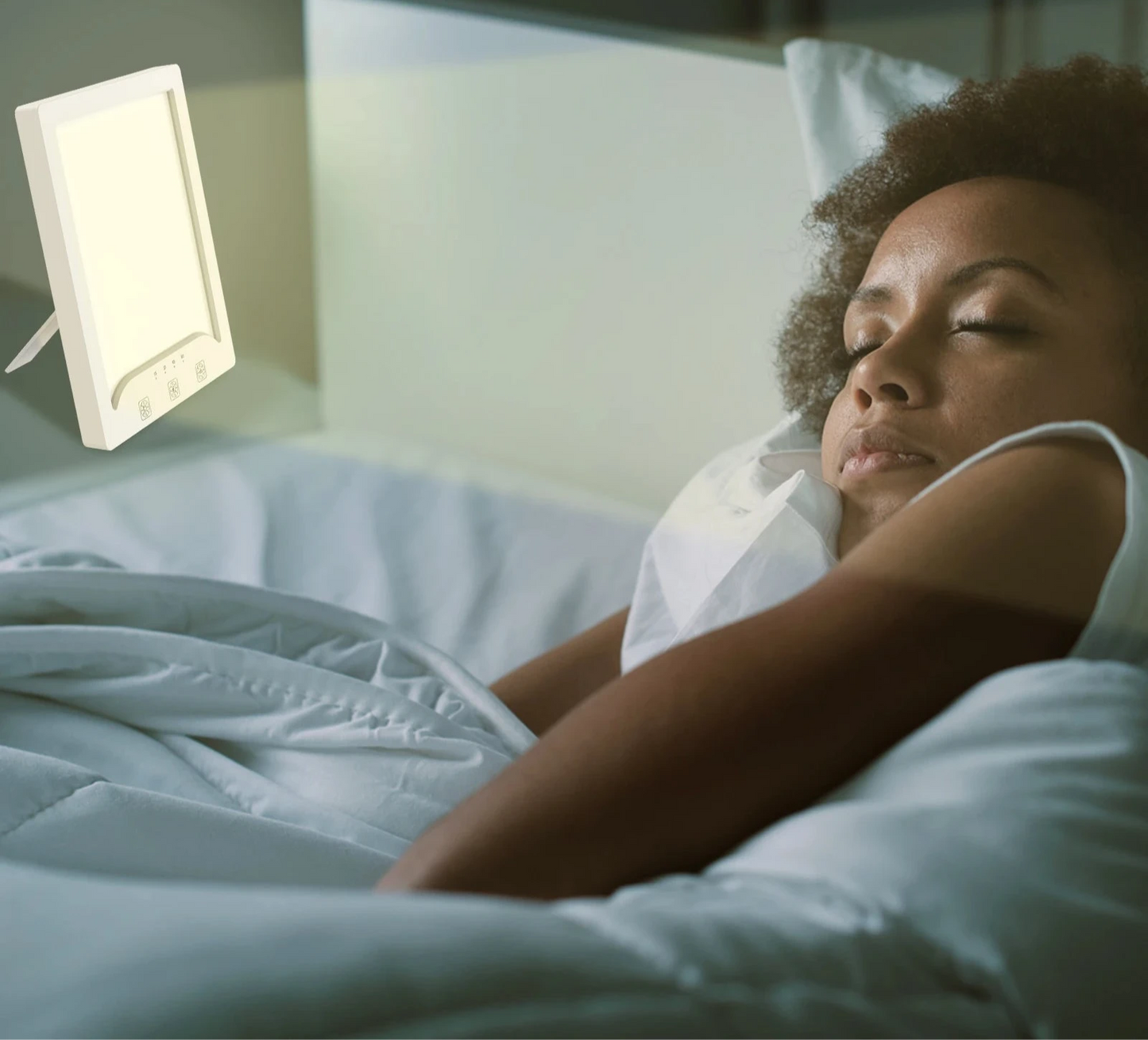 Femme reposée allongée dans son lit avec une lampe de luminothérapie SAD allumée – lumière douce pour améliorer l’humeur, le sommeil et le bien-être.