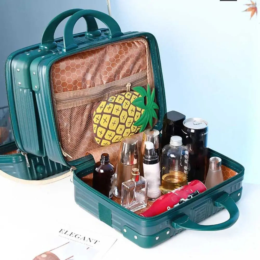 Mini valise rigide verte ouverte, remplie de flacons de beauté, trousse ananas, et produits de soin, avec poche intérieure zippée en filet