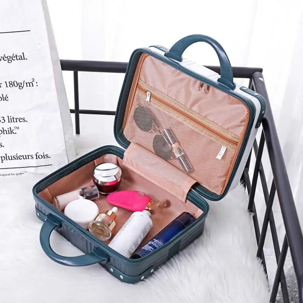 Mini valise rigide ouverte, compartiments intérieurs organisés avec flacons de soins, cosmétiques et poche zippée filet pour accessoires