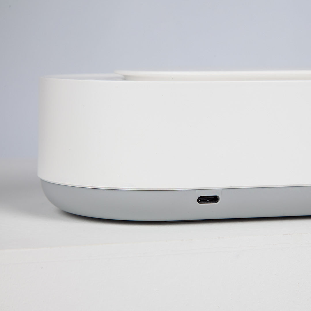 Zoom sur le port de chargement du nettoyeur ultrasonique portable 45000Hz blanc, illustrant son alimentation simple via câble USB.