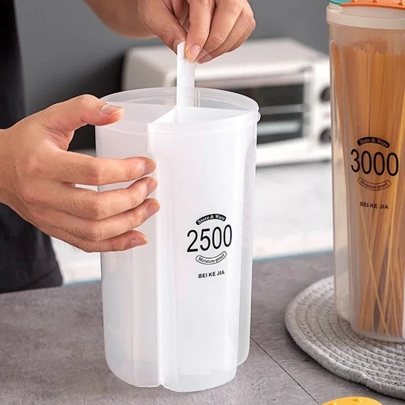 Gros plan sur une boîte alimentaire compartimentée 2500 ml en plastique, montrant l’intérieur vide avec ouverture des 4 sections – idéale pour trier et stocker différents aliments secs.