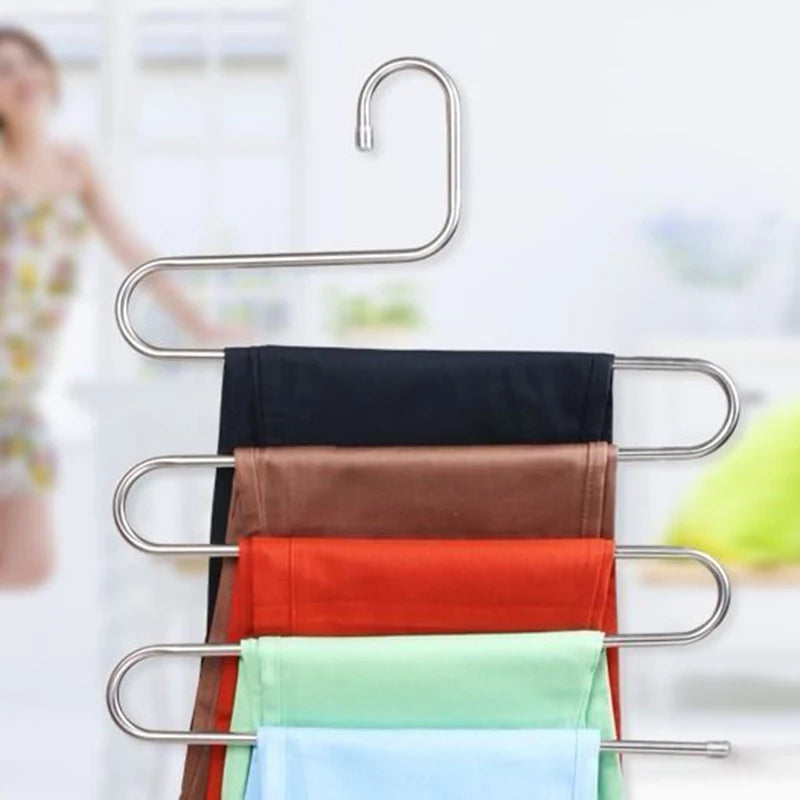 Cintre à pantalons 5 niveaux suspendu avec des vêtements colorés, idéal pour un rangement compact et visuel dans le dressing
