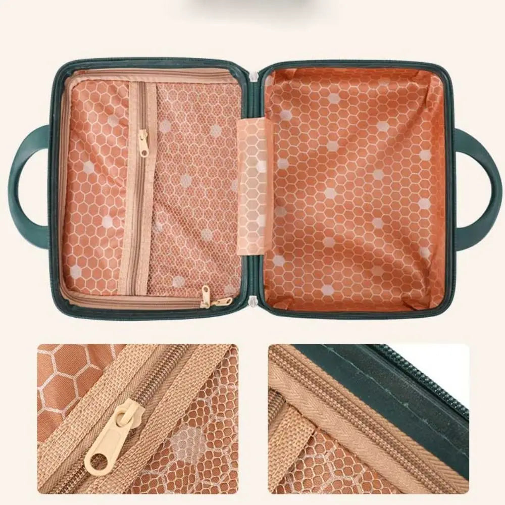 Intérieur de mini valise rigide avec compartiments filet et fermeture éclair, zoom sur les détails de couture et fermetures solides