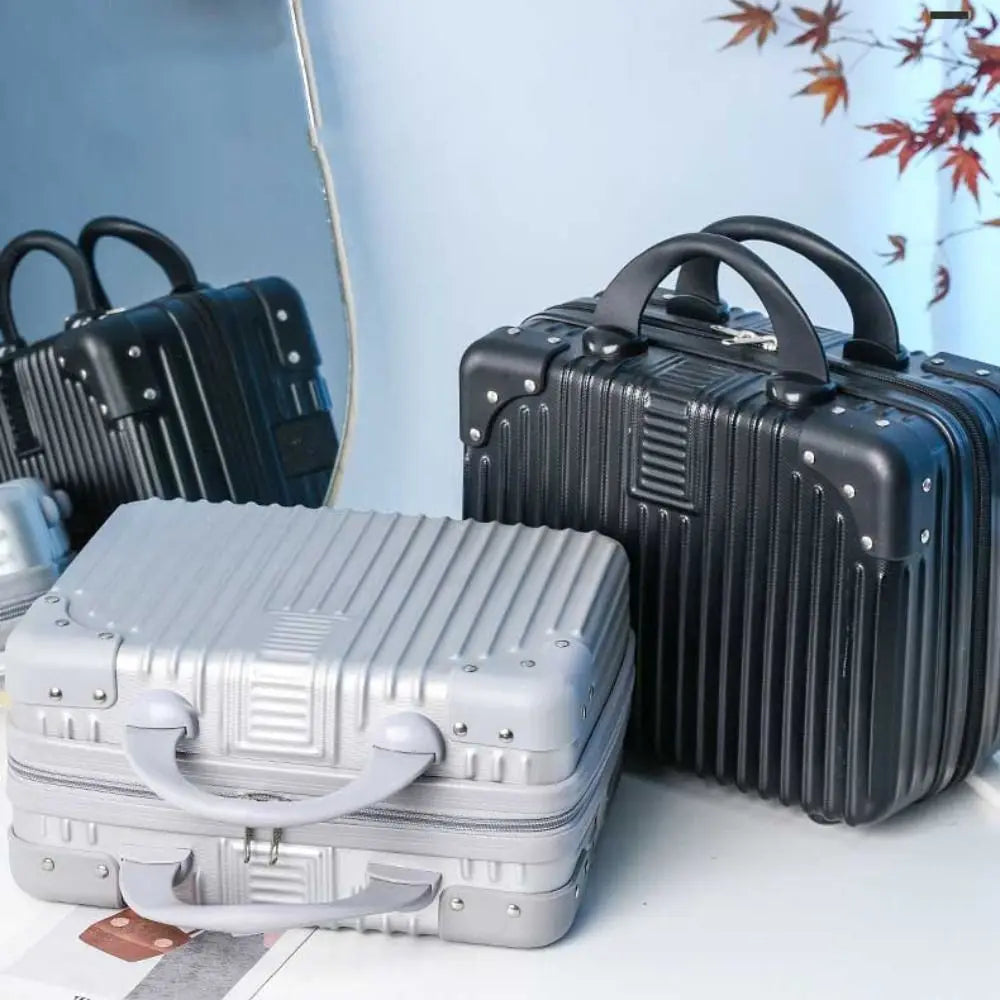 Mini valises rigides noires et grises avec design moderne à rainures, parfaites pour accessoires, maquillage ou déplacements