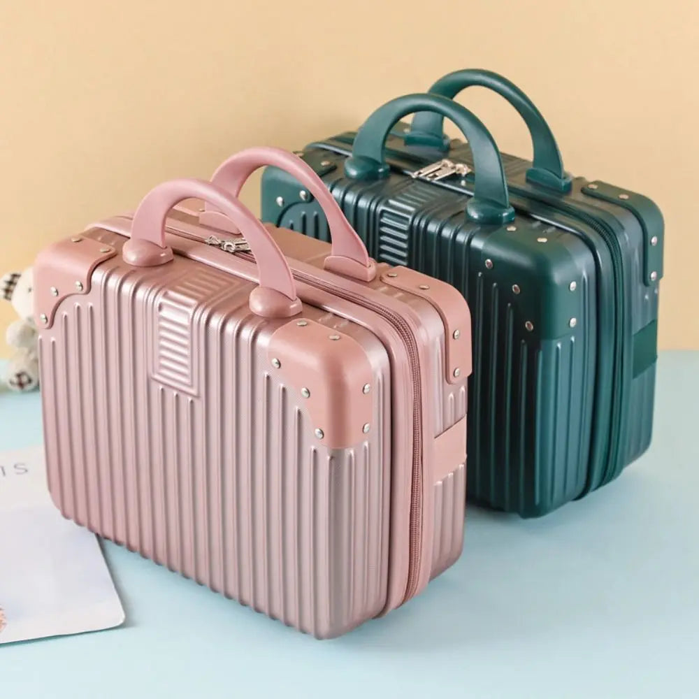 Mini valises rigides rose poudré et vert foncé, au design rainuré élégant, parfaites pour le maquillage, les accessoires ou les voyages courts