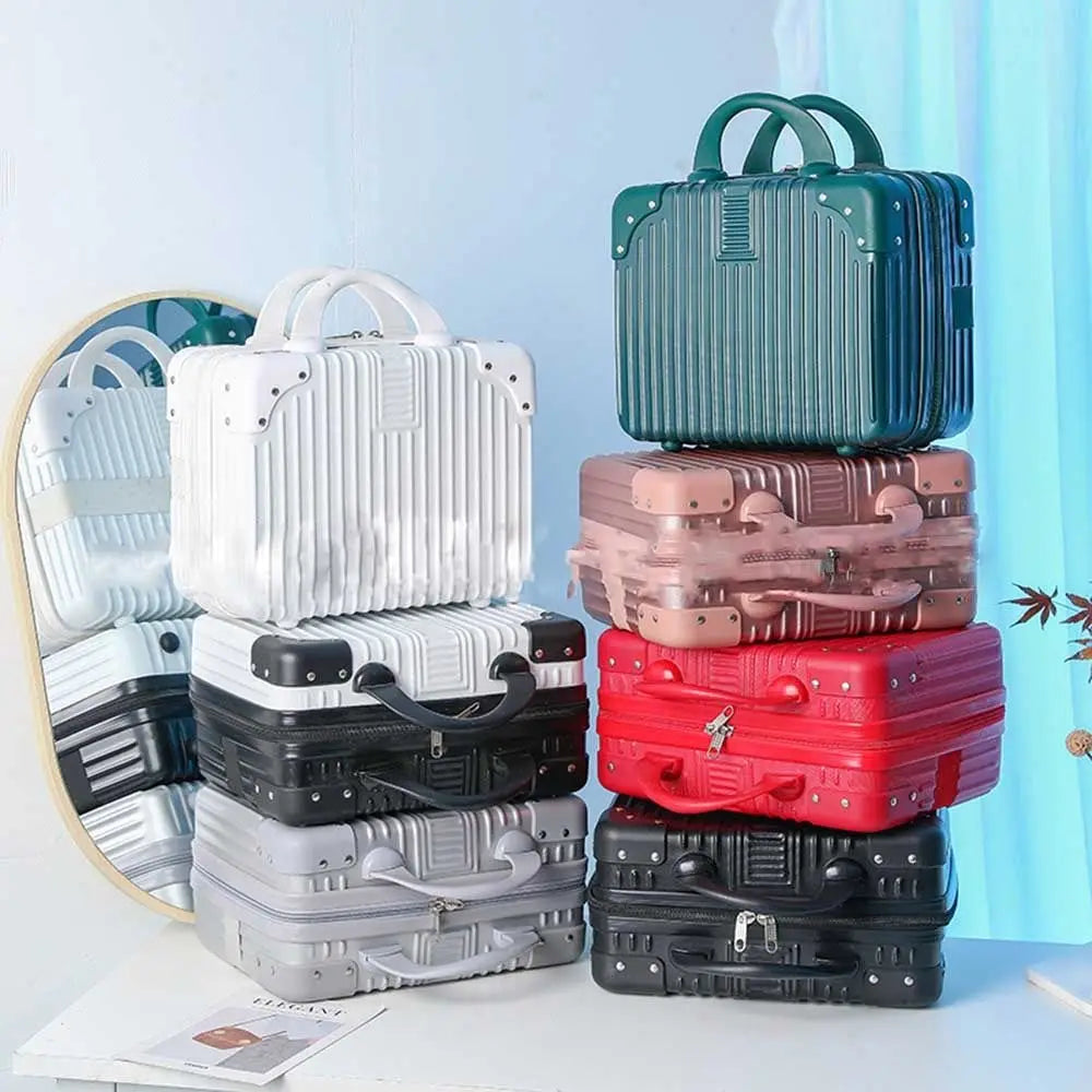 Mini valises rigides empilées en plusieurs couleurs : blanc, noir, rouge, rose, vert, avec design rainuré élégant pour rangement ou voyage