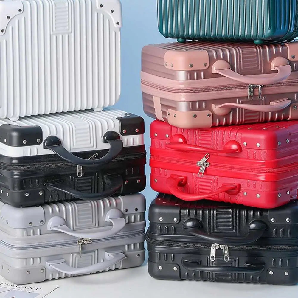 Gros plan sur plusieurs mini valises rigides empilées, avec couleurs variées : blanc, noir, rouge, rose, vert et gris, en finition rainurée brillante