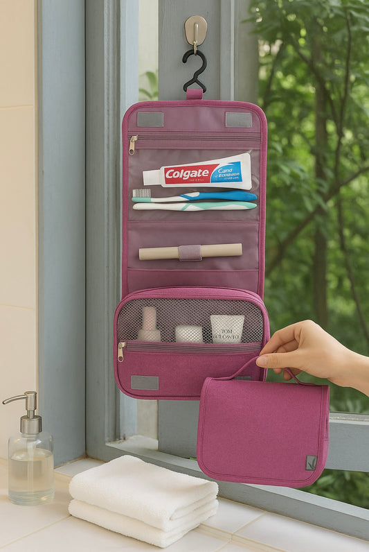 Pochette murale de rangement imperméable suspendue dans une salle de bain, contenant des produits d'hygiène et de soin