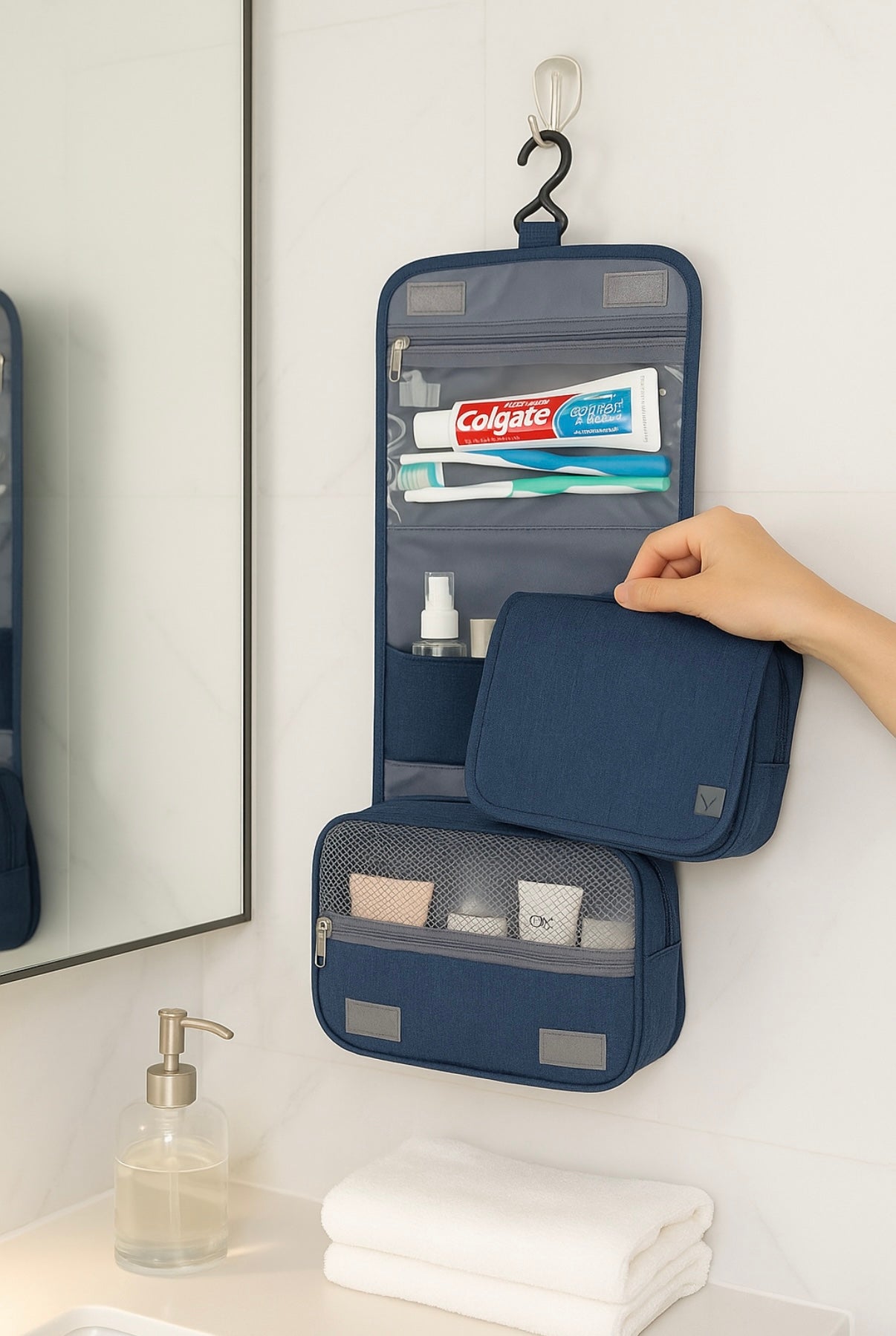 Pochette murale de rangement bleue suspendue dans une salle de bain, contenant des articles de toilette avec compartiments visibles