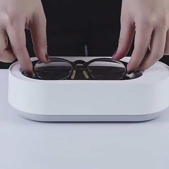 Vidéo démonstrative du nettoyeur ultrasonique portable 45000Hz en action : immersion d’objets comme des lunettes et bijoux, activation du nettoyage, formation de microbulles et résultat final éclatant. Mise en avant de la puissance des ultrasons et du nettoyage sans effort.