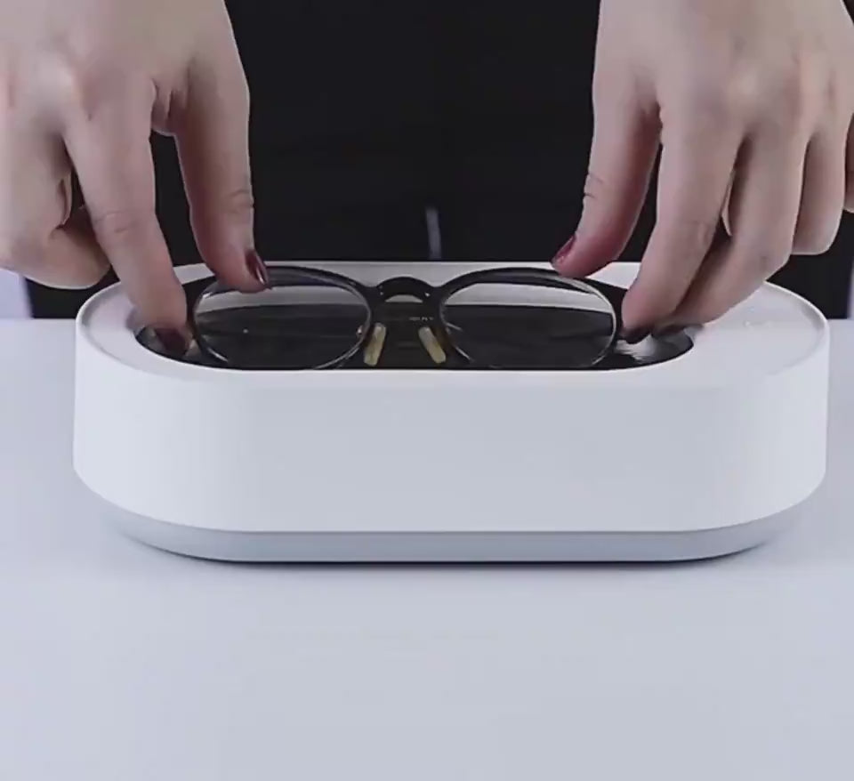 Vidéo démonstrative du nettoyeur ultrasonique portable 45000Hz en action : immersion d’objets comme des lunettes et bijoux, activation du nettoyage, formation de microbulles et résultat final éclatant. Mise en avant de la puissance des ultrasons et du nettoyage sans effort.