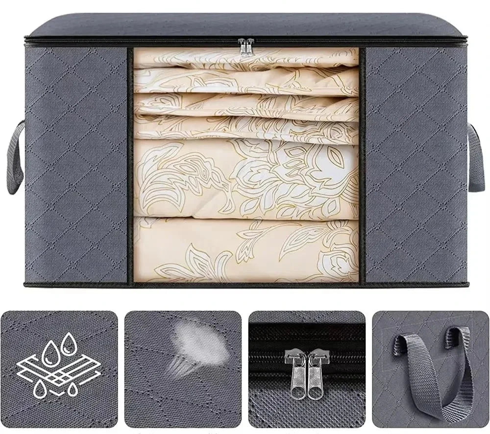 Gros plan sur un sac de rangement grande capacité avec couette pliée à l’intérieur, illustrant ses caractéristiques : tissu résistant à l’humidité, anti-poussière, fermeture éclair solide et poignées renforcées.
