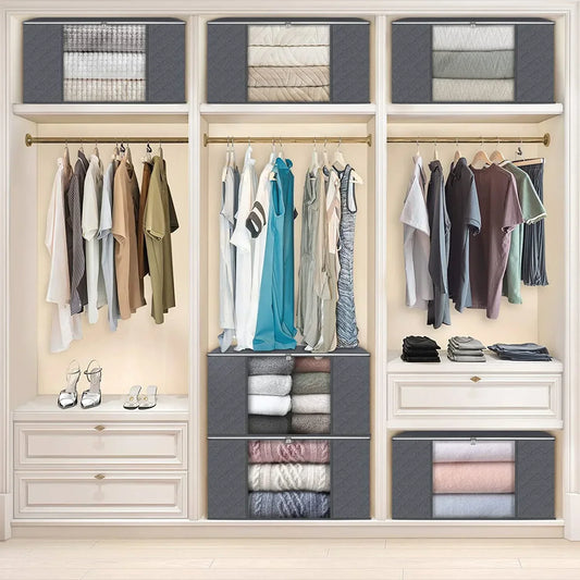 Placard de chambre parfaitement organisé avec des sacs de rangement pliables en tissu, utilisés pour stocker couvertures, linge de lit et vêtements hors saison – solution de rangement pratique et esthétique.